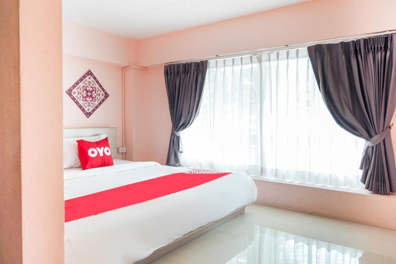 Oyo 983 The Private Hotel Chiang Mai Exteriör bild
